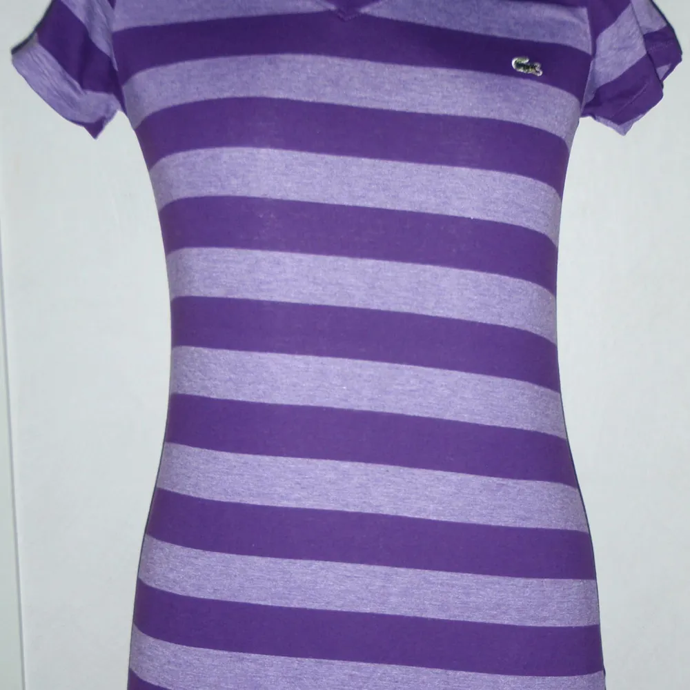 Lacoste helt ny aldrig använd.   Storlek one size (small/medium).   Säljes enligt bilden. T-shirts.