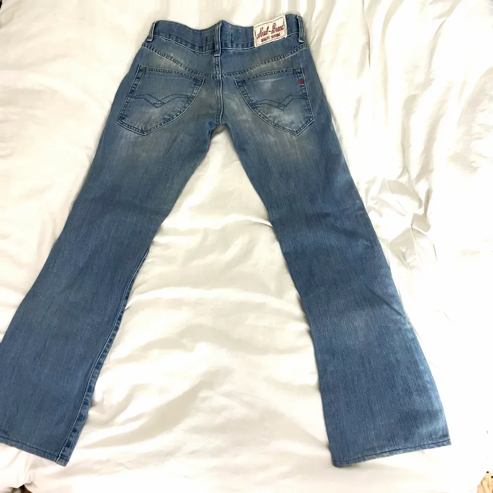 Y2k jeans som sitter väldigt lowwaist. W33L34 mindre i storleken och mer utav en lågmidjad w29-w30!! Säljer då de är för små för mig med w33-w34 i lowwaisted tyvärr  😔 sista är lånad på ett par jävligt lika jeans i passform. Jeans & Byxor.