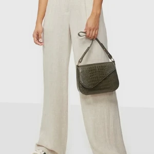 Linne byxor - Vida linne byxor i storlek 34, bra skick ✨🤍☀️ kan skicka egna bilder vid intresse.  Bud från 300 