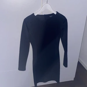 Tajt klänning ♥️ - Tajtare svart klänning som formar sig fint efter kroppen, lagom lång💕🙌🏻