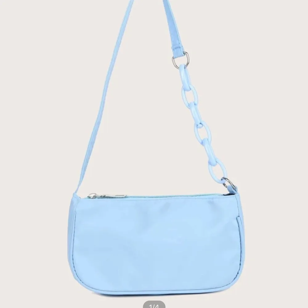 En ljusblå handväska från Shein, kommer aldrig till användning så jag säljer den här nu. 30kr+ 24kr frakt💗 Samfraktar såklart om du köper mer från min sida så kanske det kan bli billigare💗. Väskor.