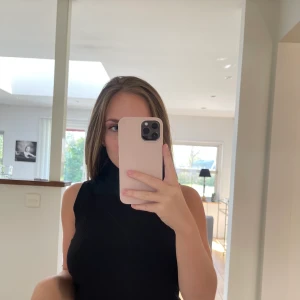 Topp från monki  - Oanvänd svart topp från monki. Halvpolo. Prislapp kvar. 