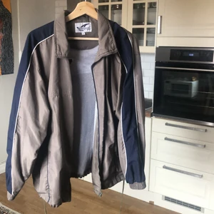 Superpros Vindjacka - Bra skick, skön vindjacka. Den e rätt stretchig utav sig. Det är en S men känns mer som en M.