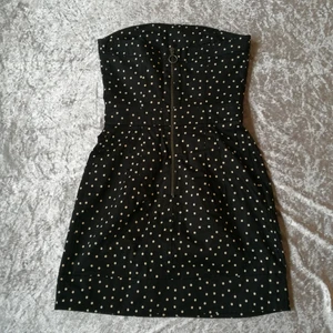 Prickig klänning  - Prickig bodycondress från Mango. Perfekt till fester i sommar. 