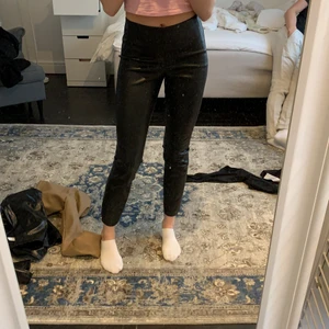 svarta skinbyxor  - säljer mina svarta skinbyxor från åhlens som sitter väldigt fint och är knappt använda! 