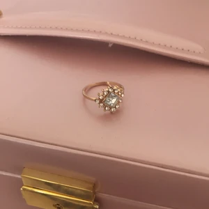 Ring guldfärgad  - Jättefin ring, 18 mm i diameter, köpt här på Plick.  Kontakta gärna mig vid frågor😊 frakt kostar 12kr. Checka gärna in mina andra annonser då jag gärna samfraktar💕