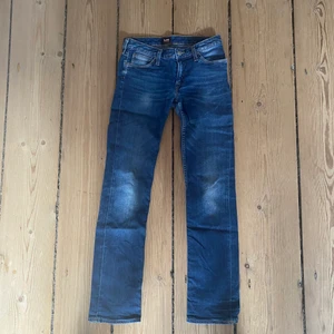 Lee low rise  - Ett par supersnygga lågmidjade jeans från Lee med w28 och l33 💝Jag skulle säga att de skulle passa på någon som har storlek 25/26. Jeansen är i nyskick och varsamt använda! Säljer då de tyvärr är för små.. Köparen står för frakten!