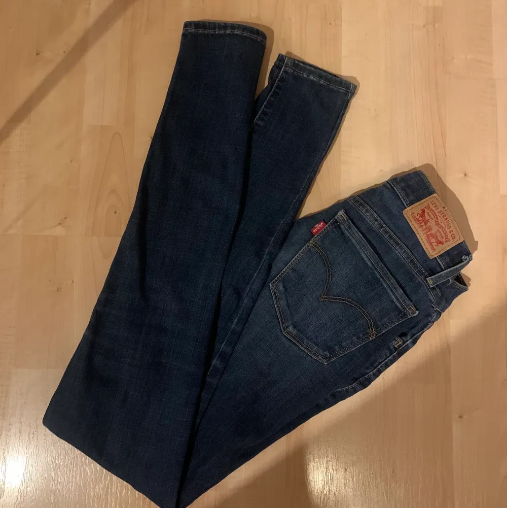 LÅNGA lågmidjade jeans från levi’s (skinny). Storlek 24 i midjan, tror 34 i längden (funkar för mig som är 178cm). Köparen står för frakten:)). Jeans & Byxor.