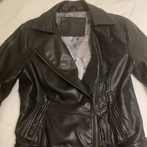Skinnjacka  - Helt ny skinnjacka använd 1 gång i storlek M säljs för 150kr. 