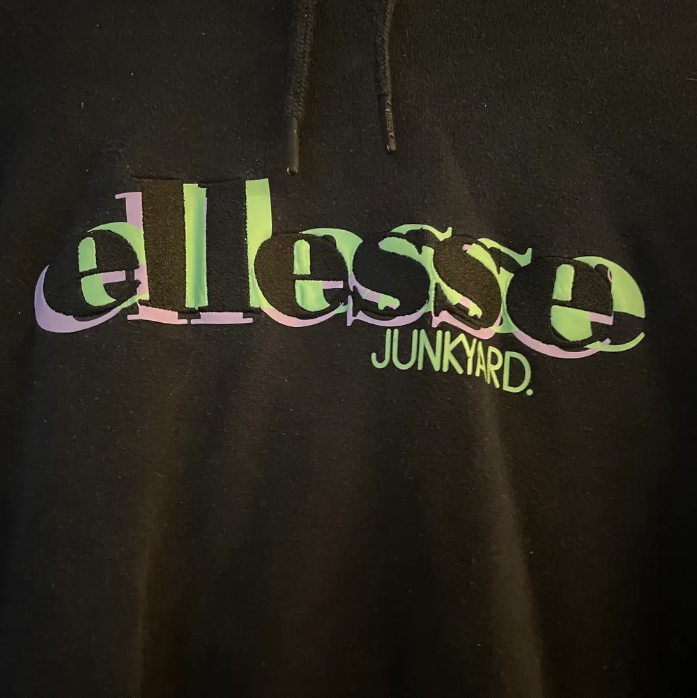 Säljer nu denna Ellesse x Junkyard hoodie! Köpt på Junkyard för runt ett år sedan. Storleken är M och den sitter true to size. Väldigt snålt använd och skicket är som ny.. Hoodies.