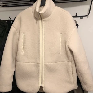 Teddyjacka - Funderar på att sälja denna populära och slutsålda teddyjackan från hm. I stl s, bud börjar från 200kr💞 perfekt skick, budet ligger på 500kr. Man kan köpa den direkt för 600💗