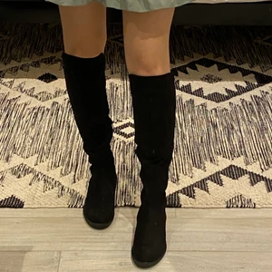 Kneehigh boots - FINA kneehigh boots som är helt oanvända🥰 som man kan se på 3:dje bilden finns skumgrejerna i skorna kvar! Storleken är 8,5 alltså 39!