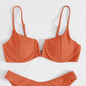 Shein bikinitopp  - Superfin bikinitopp som tyvärr är för stor för mig, nyskick🧡 Strl är L men skulle mer säga att den är en stor S/M. Färgen är någonstans emellan de båda bilderna!