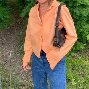 Orange vintage skjorta i tunt material, skitsnygg att styla till blåa jeans på sommaren! Gott skick köpt vintage