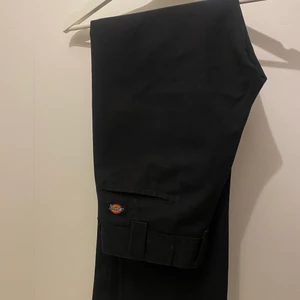 Dickies  - Säljer att par Dickies i modellen ”Slim Straight” 32x32