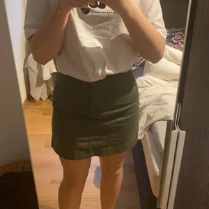 H&M kjol storlek 36 - Använt nån gång men tycker den inte passar mig, inga skador. Färgen militär grön. 