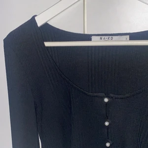 Söt pärltopp♥️ - Jättesöt långärmad ribbad tröja med gulliga pärlor 🙌🏻 Använd ett fåtal gånger & säljer för att jag inte använder den💕💕 (pris kan diskuteras)