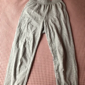 Mjukisar  - En grå mjukis från H&M, bara använt den en gån och är i bra konditioner ✨