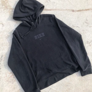 NIKE SPELLOUT HOODIE!! 💫💫 - Nike Spellout hoodie i fleece, sjukt snygg. Tröjan är från tidigt 00’s och är i perfekt skick och har inga defekter. Tröjan är S men skulle säga att tröjan snarare är en XS eventuellt XXS. Om du undrar något är det bara att skriva! ✌🏻🌱💫