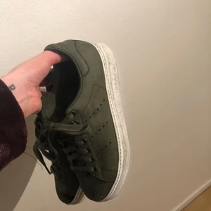 Adidas skor, STAN SMITH  - Här är det ett par jättesköna och snygga skor! De är knappt använda och är i bra skick. Det är en mörkgrön färg som är supersnygg. Säljer för att de inte har kommit till användning.