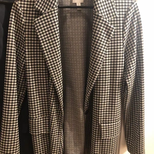 Blazer  - Här är en blazer som är i bra skick. Använd några gånger. Den är snygg både till fest men även till vardags. Skriv gärna om du vill veta mer om blazern.