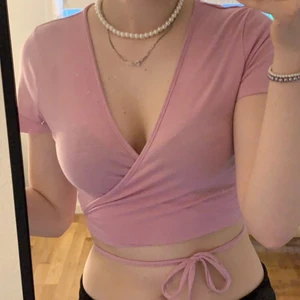 söt top med snörning 🤍 - fin somrig top med snören som knyts runt ryggen. köpt på shein och är knappt använd! 🤍 (frakt ingår ej)