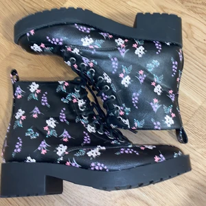 Nya skor bara använd 1 gång - Använd 1 gång men är tyvärr små för mig (vet it hur mycket frakten kommer att kosta men vi diskuterar det, om du inte gillar priset diskuterar vi det ochså 