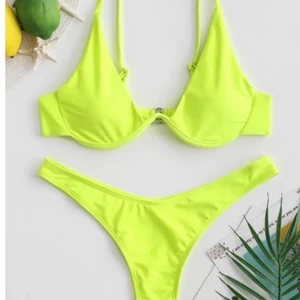 Neon gul bikini - Neon gul bikini från zaful. Bygeln på ena sticker ut något. Säljes för 50💕