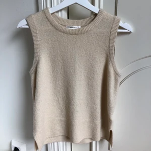 Stickad väst från Moss Copenhagen - Superfin väst som funkar jättebra ovanpå en t-shirt. Köpt för 700kr och helt som ny! 