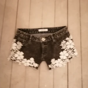 Supersnygga Jeans short  - Super snygga jeans shorts i stl 34 men passar en 36 också använda fåtal gånger 