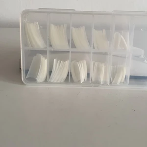 Lösnaglar  - Hej har ett par lösnaglar som jag inte har användning av längre