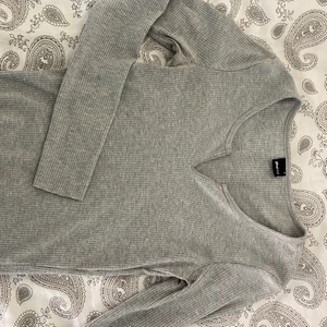 Tröja - Ribbad tröja från gina som sitter jättefint på. Normal i storleken, använd men i bra skick. Kan mötas i linköping annars står köparen för frakten