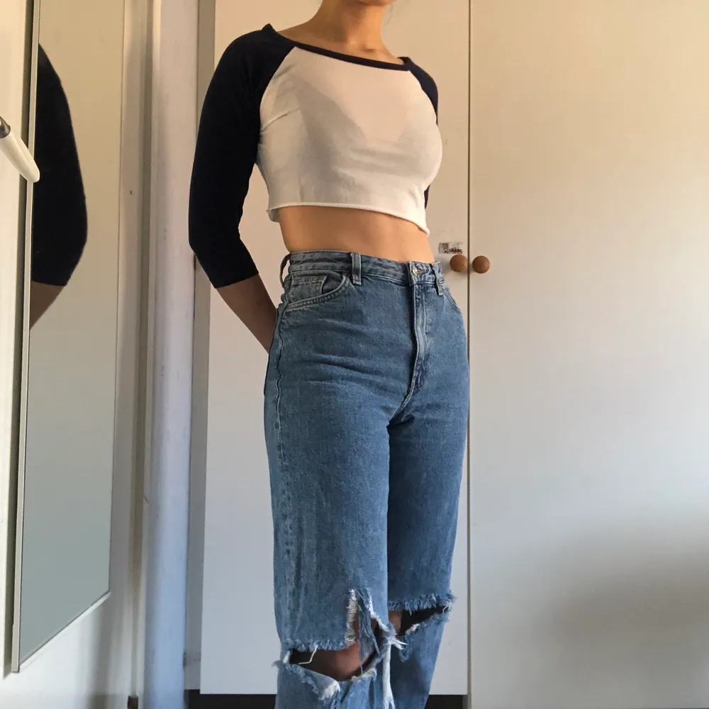 En riktigt snygg och enkel croptop från Forever 21 som är i gott skick!!. Toppar.