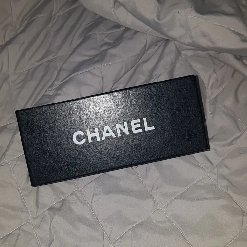 En söt Chanel box 18cm × 6cm som det en gång i tiden var solglasögon i men himla fin att ha som dekoration om inte annat ;). Övrigt.