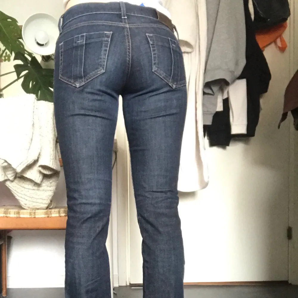 Superfina lågmidjade jeans! Säljer vidare då de inte var den modellen jag trodde... storlek 29, innerbenslängd ca 78cm. Jag är 165cm. Bra skick. skriv om ni vill ha fler bilder, mått osv 🌟. Jeans & Byxor.