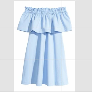 Blå off the shoulder klänning  - Blå off the shoulder klänning från HM. Knappt använd! 💙💙💙