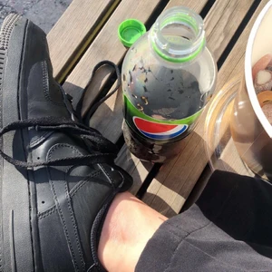 Nike air force 1 - Helsvarta af1 som jag säljer. Fint skick, skicka för andra bilder. I fint skick men använda några gånger. 