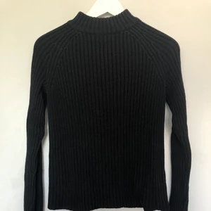 Stickad tröja - Svart stickad tröja. Supersnygg och lagom tjock. 