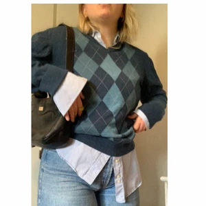 Blågrön rutig tröja - Finaste färgerna på skönaste tunnstickade rutiga tjocktröjan! Said it all. Perfekt skick från second hand 😛😎 storlek M