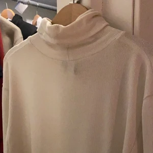 ✨Vit polotröja✨ - Så himla fin och skön polotröja som inte kommer till användning längre, köpt på ”And Other stores” så bra kvalitet✨passar till det mesta och så varm å skön👍