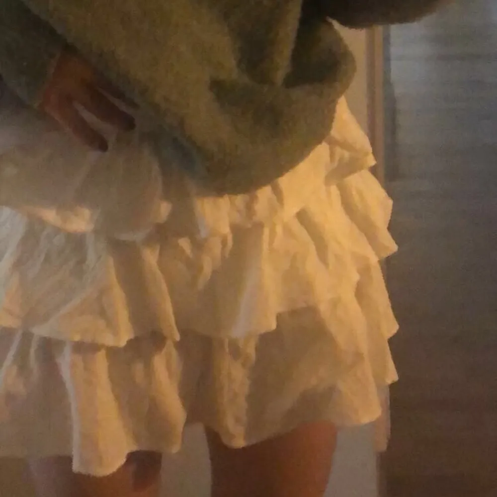 Super fin vit volang kjol som tyvärr är för liten. Om många är intresserad blir de budgivning. Skriv för fler bilder⭐️. Kjolar.
