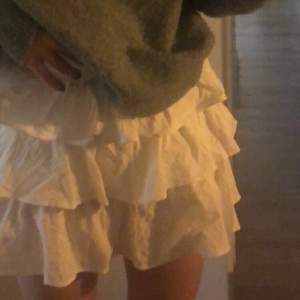 Super fin vit volang kjol som tyvärr är för liten. Om många är intresserad blir de budgivning. Skriv för fler bilder⭐️