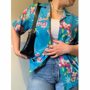 🌴Klassisk hawaiiskjorta🌴 - Hawaii-skjorta köpt second hand! Väldigt tropical 🌸🌺 och färgglad. :) Den sitter som en M och har en oversized look. Helt felfri - inga fläckar eller andra defekter. 🤪