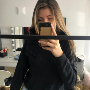 Hoodie från Svea - Fin svart hoodie från Svea, står även Svea på armarna som man kan se på bilderna. Köpre står för frakt, kan disskutera pris. Passar till vardags eller som träningströja.