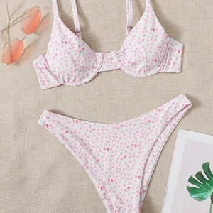 Bikini - Sötaste bikinin från shein. Aldrig använd, tyvärr för stor för mig. 100kr💕💕