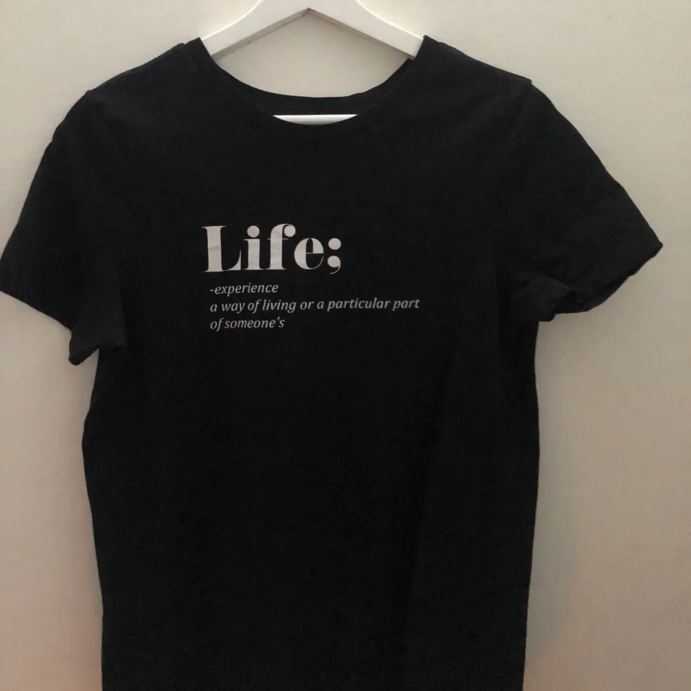 Säljer min t-shirt från Vero moda, skön och fin t-shirt. I storlek XS men passar S oxå.  Säljer den för 30kr + frakt. om du undrar något är det bara att fråga.  . T-shirts.