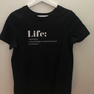 T-shirt  - Säljer min t-shirt från Vero moda, skön och fin t-shirt. I storlek XS men passar S oxå.  Säljer den för 30kr + frakt. om du undrar något är det bara att fråga.  
