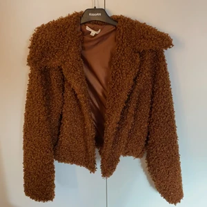 Pälsjacka brun - Superfin pälsjacka som knappt är använd från Honey Punch i storlek M (ganska stor i storleken). Säljer för 99kr, frakt tillkommer utanför Umeå. 