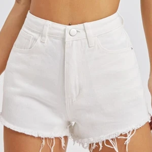 Vita jeans shorts storlek S - Inte använda!!! Köpte en storlek för stor och nu kan jag inte lämna tillbaka dom.