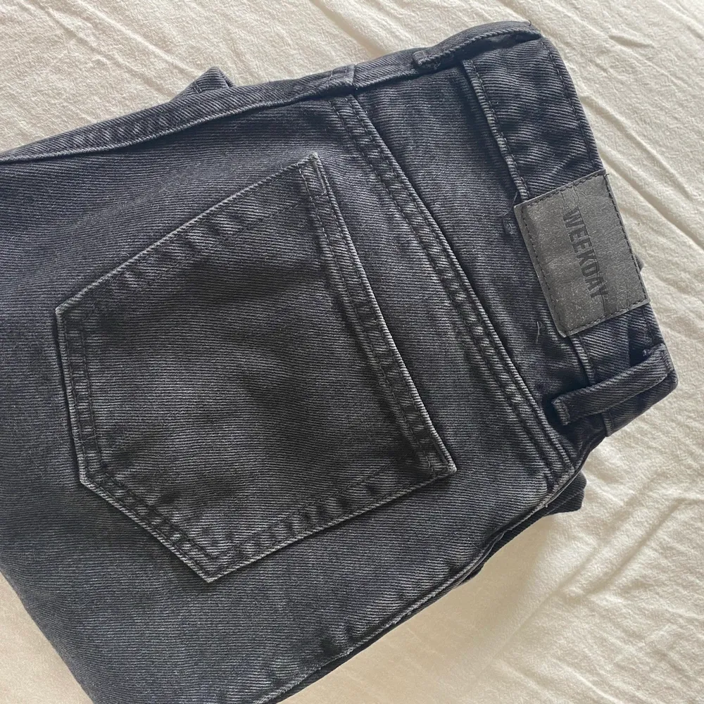 Svarta raka jeans från weekday i modellen rowe. Knappt använda. Nypris 500kr. Köparen står för frakten:). Jeans & Byxor.